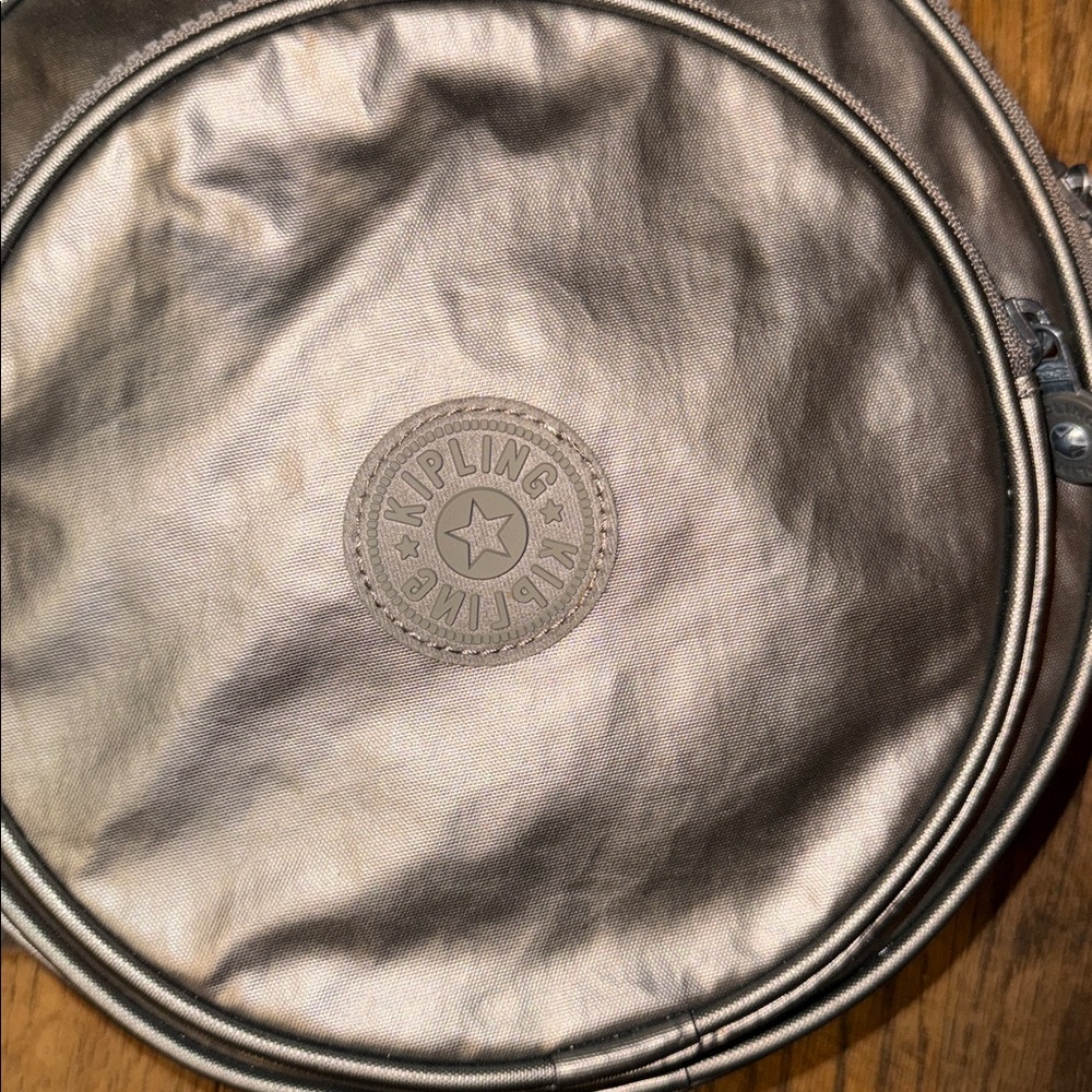 •KIPLINGS•NWT “RANI” METALLIC PEWTER ROUND CIRCULAR BOOKBAG - Picture 8 of 15
